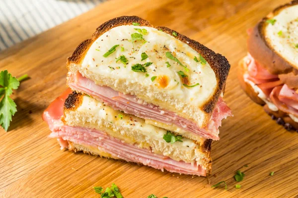 Hausgemachtes Croque Monsieur Sandwich Mit Schinken Und Soße — Stockfoto