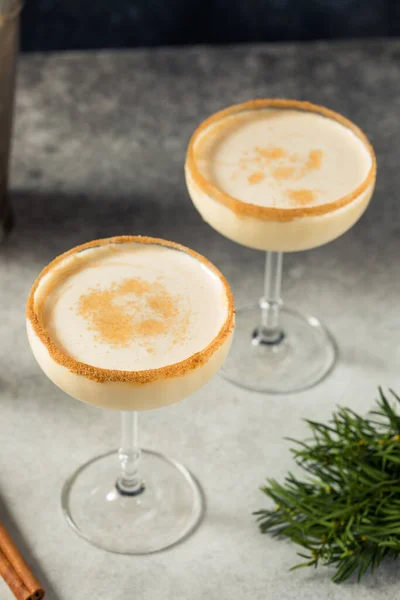 Boozy Cold Christmas Eggnog Martini Coupé — Stockfoto