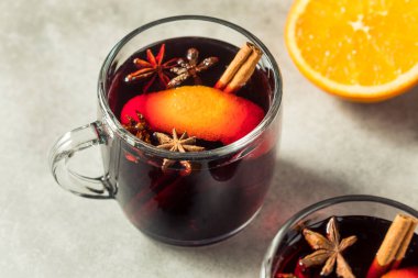 Sıcak Noel Anise ve Tarçınlı Sıcak Şarap Küresi