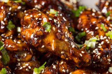 Susam tohumlu ev yapımı Asya Chrunch Tavuk Kanatları