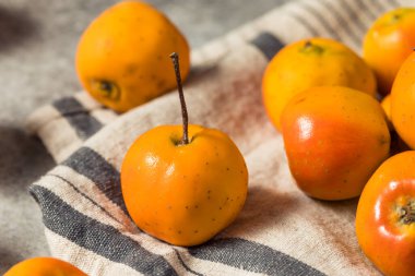 Çiğ Turuncu Organik Tejocote Elmaları Bir demet
