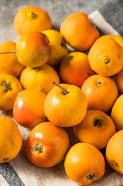 Çiğ Turuncu Organik Tejocote Elmaları Bir demet