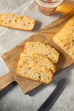 Sağlıklı Doğal Bira Ekmeği Dilimlere Kesildi