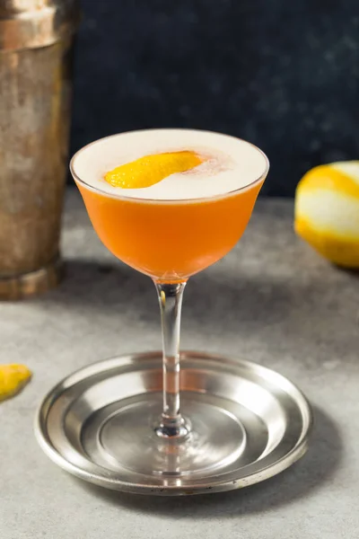 Boozy Cold Earl Grey Martini Cocktail Gin Lemon — Stock Photo, Image