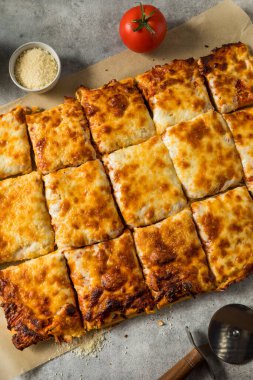 Ev yapımı peynirli pizza. Domates soslu.