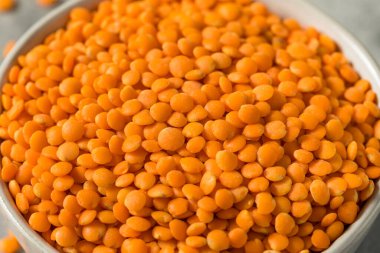 Kase içinde çiğ organik kırmızı mercimek.