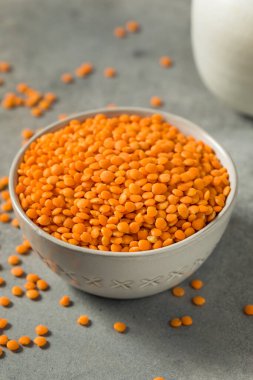 Kase içinde çiğ organik kırmızı mercimek.