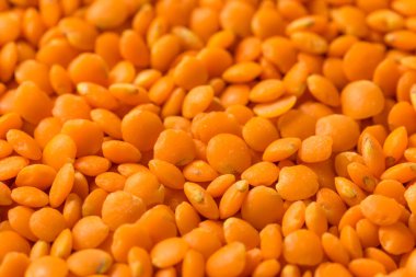 Kase içinde çiğ organik kırmızı mercimek.