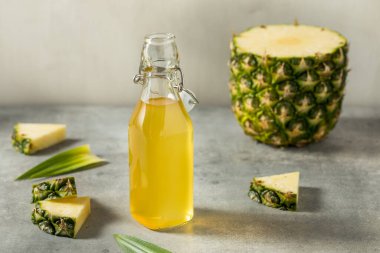 Kokteyller için Kullanılacak Ev Yapımı Basit Ananas şurubu