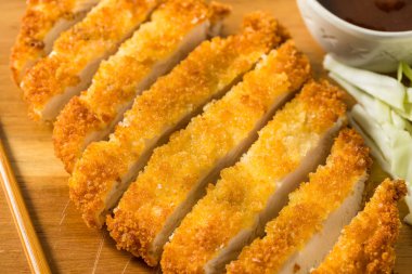 Lahana ve limonlu ev yapımı Japon Tavuğu Tonkatsu.