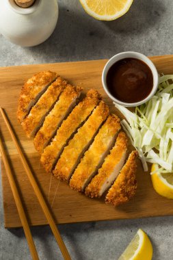 Lahana ve limonlu ev yapımı Japon Tavuğu Tonkatsu.