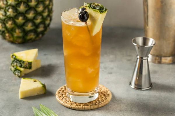 Boozy Rum Refrescante Bahama Mama Cocktail Com Abacaxi Coco — Fotografia de Stock