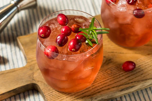 Boozy Uppfriskande Jul Tranbär Cocktail Med Gin Och Rosmarin — Stockfoto