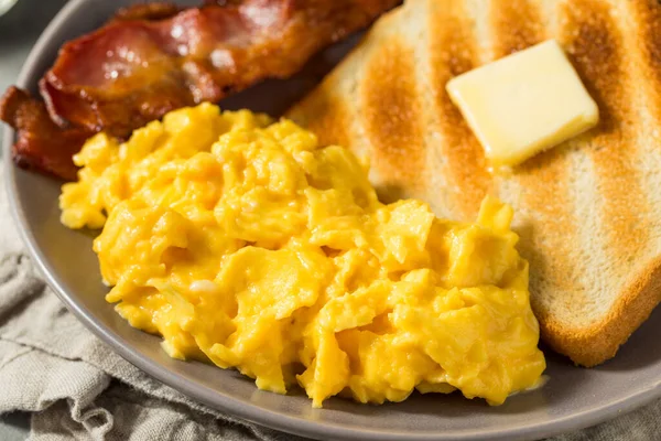 Hausgemachtes Amerikanisches Rührei Frühstück Mit Speck Und Toast — Stockfoto