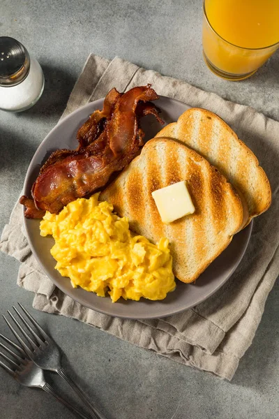 Homemade American Scrambled Egg Breakfast Bacon Toast — Stock Photo, Image