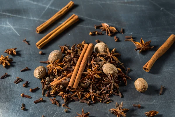 Raw Whole Organic Baking Spices Cinnamon Nutmeg Anise Clove — Fotografia de Stock