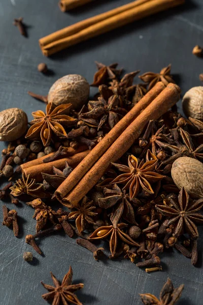 Raw Whole Organic Baking Spices Cinnamon Nutmeg Anise Clove — Stock Photo, Image