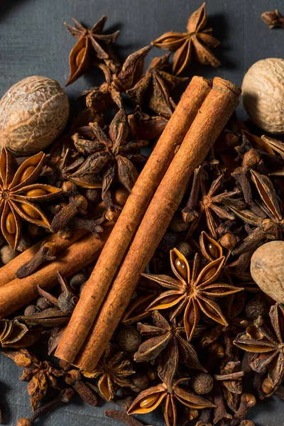Raw Whole Organic Baking Spices Cinnamon Nutmeg Anise Clove — Stock fotografie