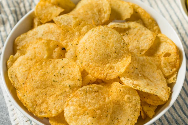 Homemade Flavored Dill Pickle Potato Chips Bowl Eat — Zdjęcie stockowe