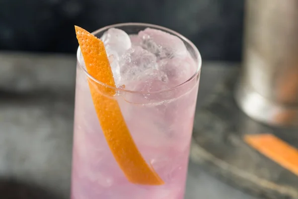 Boozy Erfrischenden Lila Empress Highball Cocktail Mit Grapefruit Und Gin — Stockfoto