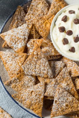 Ev yapımı Cannoli Chips ve Ricotta Dip ve Chocolate Chips.