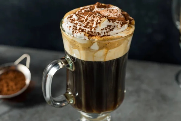 自制甜冰岛人咖啡 加奶油和可可 — 图库照片