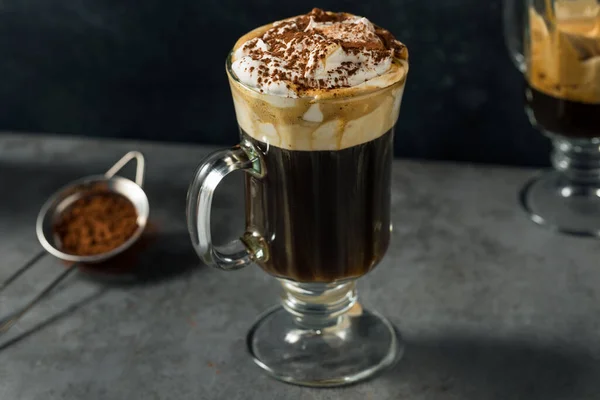 自制甜冰岛人咖啡 加奶油和可可 — 图库照片