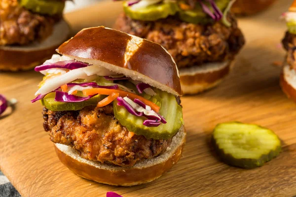 돼지고기 샌드위치 슬라이더와 Pickles Coleslaw — 스톡 사진