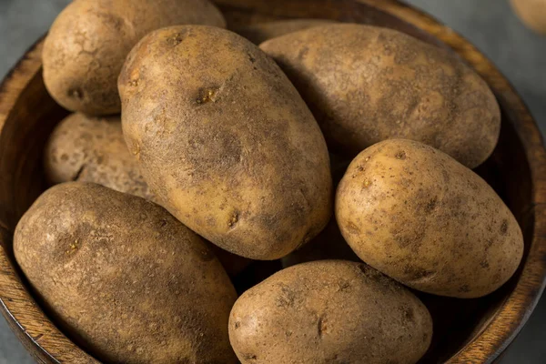 Patatas Russet Orgánicas Marrones Crudas Tazón —  Fotos de Stock