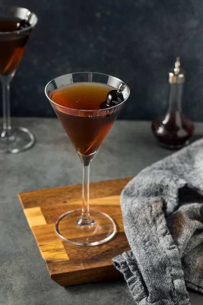 Bebida Cold Rye Manhattan Cocktail Com Cerejas — Fotografia de Stock