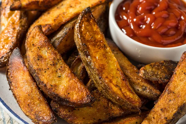 Homemade Cut Potato Wedge French Fries Ketchup - Stock-foto