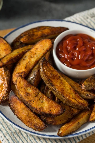 Zelfgemaakte Gesneden Aardappel Wedge Franse Frietjes Met Ketchup — Stockfoto