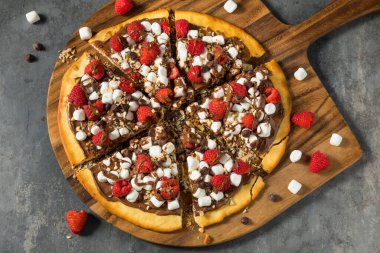 Ev yapımı çikolatalı fındıklı pizza. Şekerlemeli ve ahududulu.