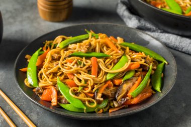 Lezzetli ev yapımı Asya Ramen Erişte Kızartması ve sebze.