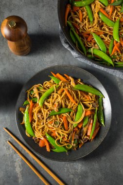Lezzetli ev yapımı Asya Ramen Erişte Kızartması ve sebze.