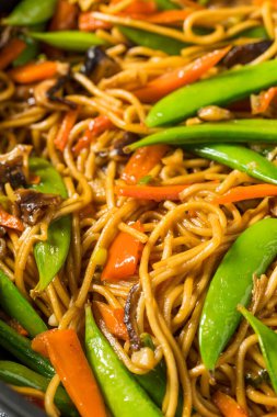 Lezzetli ev yapımı Asya Ramen Erişte Kızartması ve sebze.