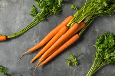 Organik Çiğ Turuncu Havuç Bir demet