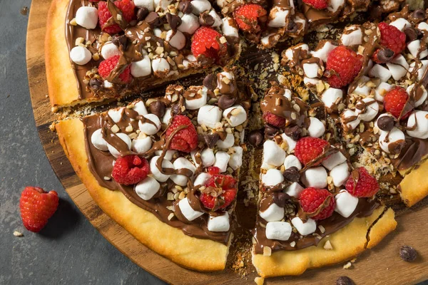 Hausgemachte Süße Schokolade Haselnuss Pizzagebäck Mit Marshmallows Und Himbeeren — Stockfoto