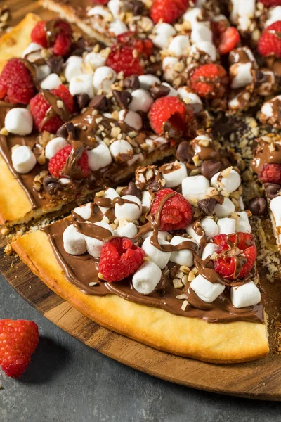 Hausgemachte Süße Schokolade Haselnuss Pizzagebäck Mit Marshmallows Und Himbeeren — Stockfoto