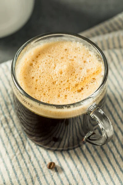 Café Manteiga Prova Balas Quente Uma Caneca Vidro — Fotografia de Stock