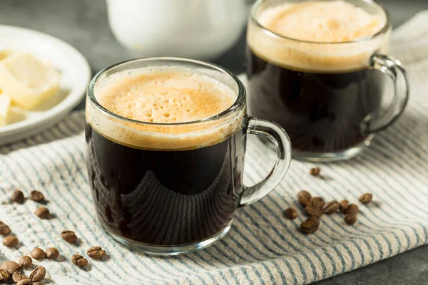 Ciepła Kuloodporna Kawa Masłem Szklanym Kubku — Zdjęcie stockowe