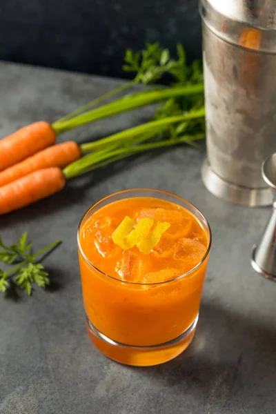 Kalter Boozy Raw Carrot Bourbon Cocktail Mit Zitronensaft — Stockfoto