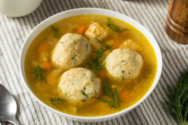 Dill ve Çorba ile Sağlıklı Yahudi Matzo Topları Çorbası