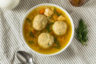 Dill ve Çorba ile Sağlıklı Yahudi Matzo Topları Çorbası