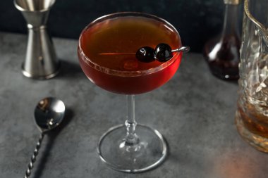 Soğuk Boozy Brooklyn Manhattan Kokteyli Rye Whiskey ile
