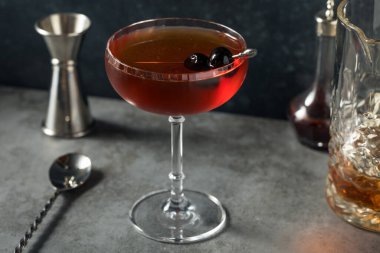 Soğuk Boozy Brooklyn Manhattan Kokteyli Rye Whiskey ile