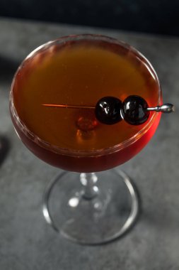 Soğuk Boozy Brooklyn Manhattan Kokteyli Rye Whiskey ile