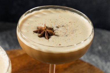 MIlk ve Simple Syrup ile alkolsüz votka Dirty Chai Martini