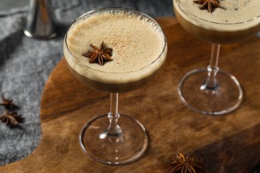 MIlk ve Simple Syrup ile alkolsüz votka Dirty Chai Martini