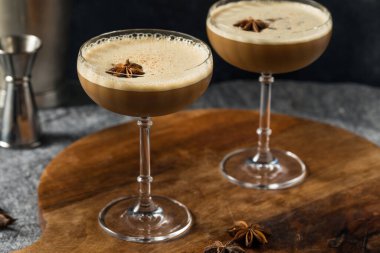 MIlk ve Simple Syrup ile alkolsüz votka Dirty Chai Martini